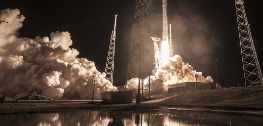 Start rakety Falcon 9 společnosti SpaceX, která měla na oběžnou dráhu vynést utajovanou družici vlády USA. 