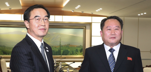Jihokorejský ministr pro sjednocení ostrova Cho Myoung-gyon (vlevo) a šéf severokorejské delegace Ri Son Gwon.