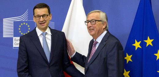 Předseda Evropské komise Jean - Claude Juncker (vpravo) a polský premiér Mateusz Morawiecki.