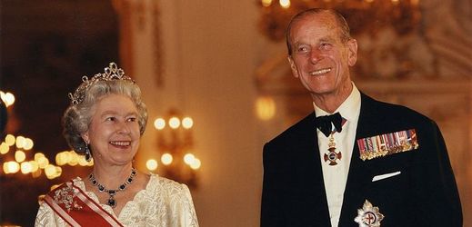 Královna Alžběta II. se svým manželem Filipem při návštěvě v Praze v roce 2004.