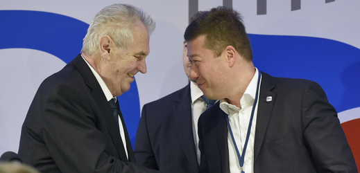 Prezident Miloš Zeman (vlevo) a předseda hnutí Tomio Okamura se zdraví na celostátní konferenci hnutí Svoboda a přímá demokracie (SPD) v Praze, na které Zeman vystoupil loni v prosinci jako host.