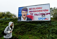 Zvandalizovaný volební billoard SPD na Žižkově. 