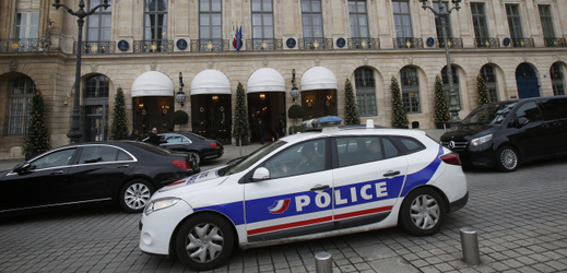 Francouzská policie pátrá po dvou pachatelích loupeže v hotelu Ritz.