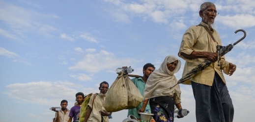 Rohingové prchající do Bangladéše.