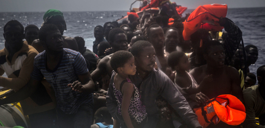 Afričtí migranti mířící do Evropy.
