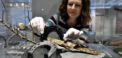 Na snímku pracovnice muzea Petra Halbsgut připravuje středověkou podkovu.