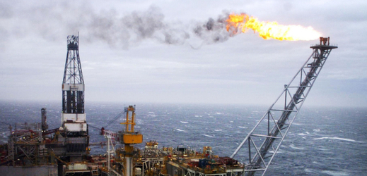 Tanker těžící na ropných plošinách v Severním moři.