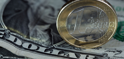 Euro stouplo vůči dolaru nejvýše za tři roky.