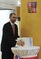 Na snímku z 11. ledna 2018 vedoucí konzulární sekce Pavel Pitel připravuje volební urnu na ambasádě ve Washingtonu.