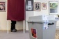 Někteří z voličů dorazili k volbám na běžkách či na sjezdových lyžích. Snímek z volební místnosti v Horní Malé Úpě na Trutnovsku.