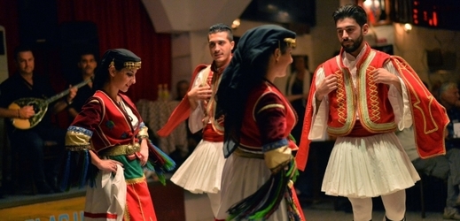 Turečtí folklorní tanečníci.