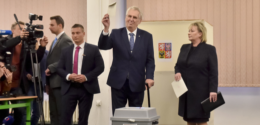 Prezident Miloš Zeman a jeho manželka Ivana při hlasování v prvním kole voleb.