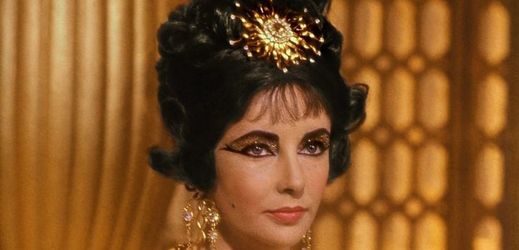 Americká herečka Liz Taylorová ve filmu Kleopatra z roku 1963.