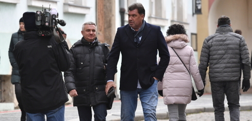 Prezidentův kancléř Vratislav Mynář (vlevo) a místopředseda SPO Martin Nejedlý přicházejí k sídlu SPO, kde s Milošem Zemanem sledovali výsledky voleb.