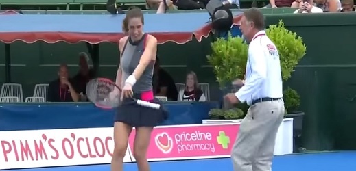 Andrea Petkovicová předvedla během tenisové exhibice pořádnou show.
