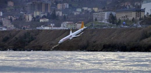 Letadlo tureckých aerolinek sjelo z ranveje a skončilo na srázu.