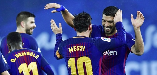 Hráči Barcelony Lionel Messi a Luiz Suárez se radují z výhry.
