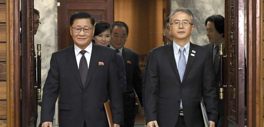 Šéf severokorejské delegace Kwon Hook Bong (vlevo) a vedoucí jihokorejské delegace Lee Woo-sung.