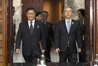 Šéf severokorejské delegace Kwon Hook Bong (vlevo) a vedoucí jihokorejské delegace Lee Woo-sung.