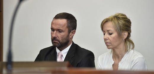 Luděk Nečesaný a jeho manželka Šárka u soudu. 