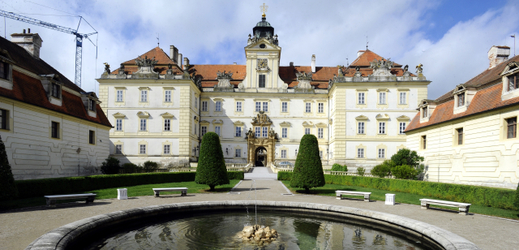 Státní zámek Valtice nabízí několik prohlídkových okruhů na zámku, v kapli či v divadle. Součástí letního programu jsou výstavy, koncerty i gastro akce.