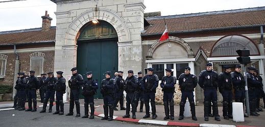 Francouzská pořádková policie zajišťuje bezpečnost před vězením na předměstí Paříže. Kvůli zhoršující se bezpečnostní situaci protestovala řada dozorců.