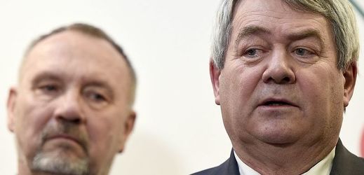 Předseda poslaneckého klubu KSČM Pavel Kováčik (vlevo) a šéf strany Vojtěch Filip.