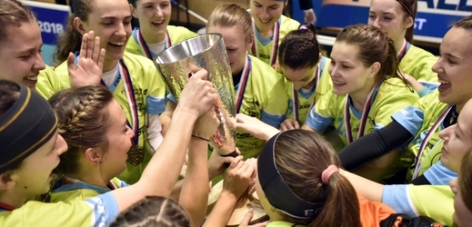 Florbalistky Vítkovic se radují z vítězství v domácím poháru.