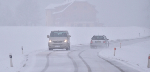 Sníh na silnici (ilustrační snímek).