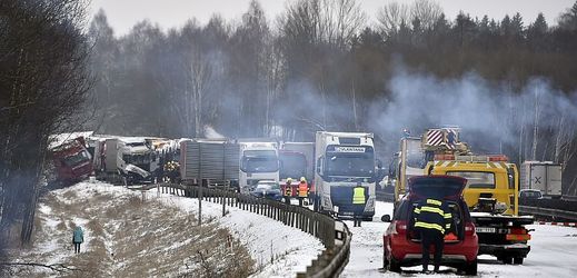 Husté sněžení a vítr komplikovaly 16. ledna 2018 dopravu na silnicích Vysočiny. Dálnici D1 na Vysočině v obou směrech po poledni zablokovaly nehody na 99. kilometru nedaleko Větrného Jeníkova (na snímku). 