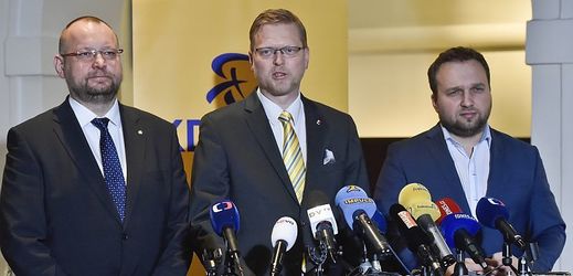 Zleva předseda poslaneckého klubu KDU-ČSL Jan Bartošek, šéf lidovců Pavel Bělobrádek a první místopředseda strany Marian Jurečka.