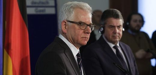 Polský ministr zahraničí Jacek Czaputowicz (v popředí) a jeho německý protějšek Sigmar Gabriel.