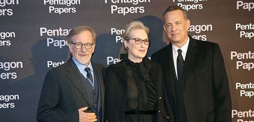 Zleva režisér Steven Spielberg a představitelé hlavních rolí v novém snímku Akta Pentagon: Skrytá válka Maryl Streepová a Tom Hanks.