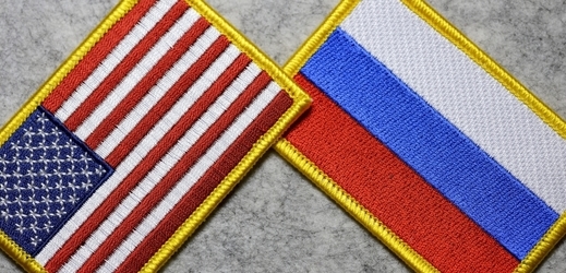 Vlajky USA a Ruska.