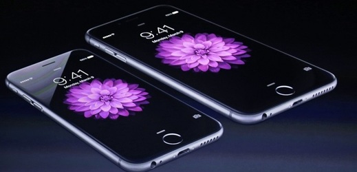 Apple potvrdil, že omezuje výkon starších telefonů z důvodu snížení spotřeby energie.