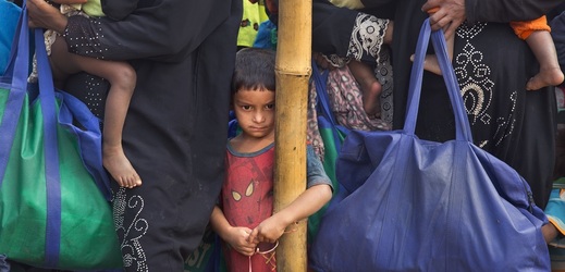 Fronta na jídlo v uprchlickém táboře v Bangladéši. 