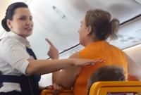 Opilá žena útočí na letušku. 