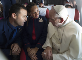 Carlos Ciuffardi (vlevo), Paula Podestová a papež František.