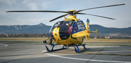 Zraněnou dívku transportoval vrtulník (ilustrační foto).