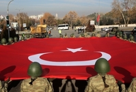 Turecká armáda s tureckou vlajkou.