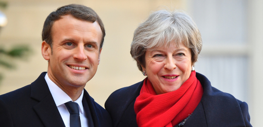 Britská premiérka Theresa Mayová a francouzský prezident Emmanuel Macron.
