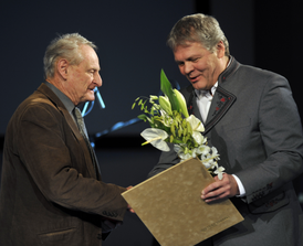 Na snímku ředitel Vinařského fondu Jaroslav Machovec (vpravo) předává cenu Viléma Krause Janu Ackermannovi.