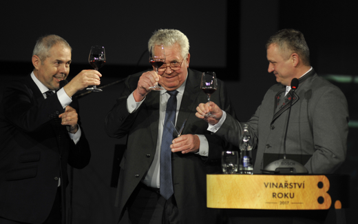 Na snímku si připíjejí zleva moderátor Marek Eben a majitelé Vinařství Trpělka a Oulehla Václav Trpělka a Luboš Oulehla. Jejich společnost vyhrála kategorii Střední vinařství.
