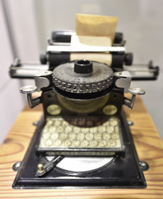 Tabulkový kapesní psací stroj.