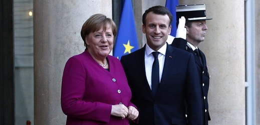 Emmanuel Macron (uprostřed) s Angelou Merkelovou (vlevo). 
