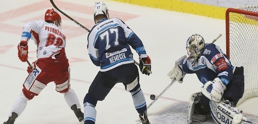 Hokejová Plzeň porazila na domácím ledě Třinec 3:1.