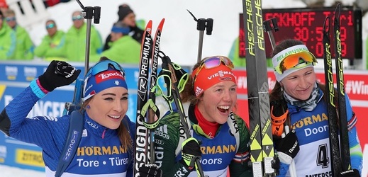 Zleva Dorothea Wiererová, Laura Dahlmeierová a Darja Domračevová na stupních vítězů po stíhačce v Anterselvě.