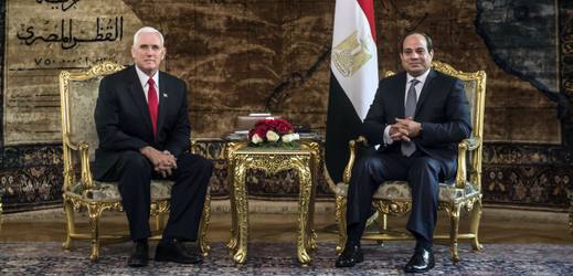Viceprezident Spojených států Mike Pence a egyptský prezident Abdal Fattáh Sísí.