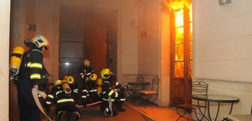 Požár hotelu v Praze v Náplavní ulici.