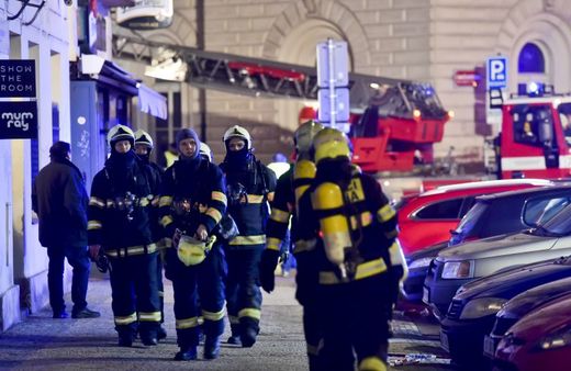 Zásah hasičů u požáru hotelu v centru Prahy.